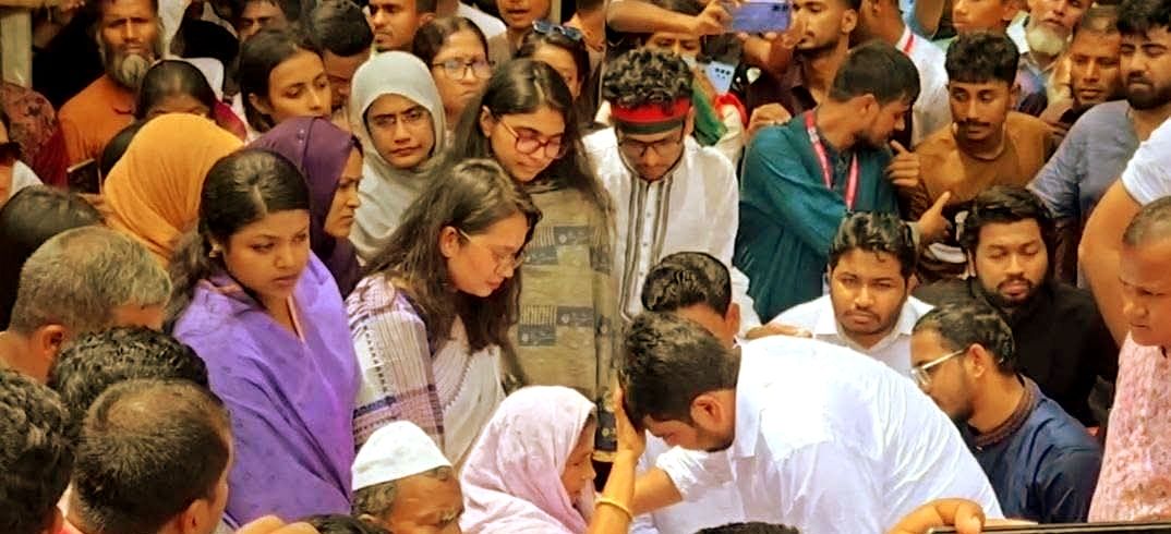 নাহিদ, হাসনাত, জারারদের যে দৃশ্য দেখছেন কয়েকদিন ধরে, ঠিক একই রকম দৃশ্য নিয়ে লিখেছিলাম এক এগারর সময়ে, খালেদা জিয়াকে নিয়ে। নাম…